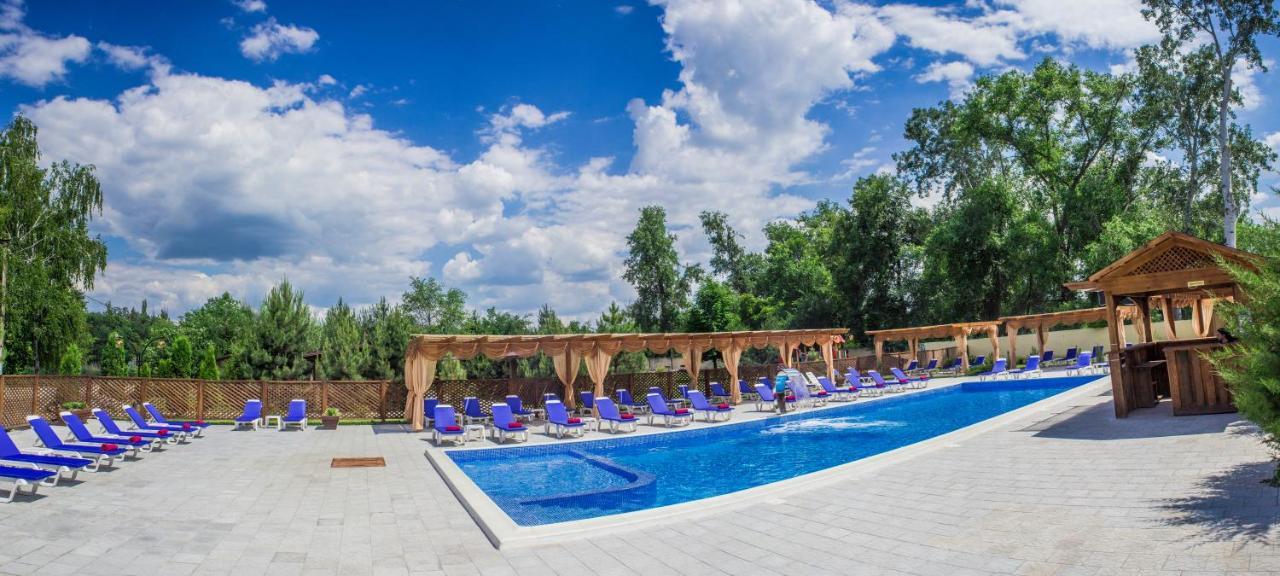 Relax Hotel - Restaurant Complex Novomoskovsk Bagian luar foto